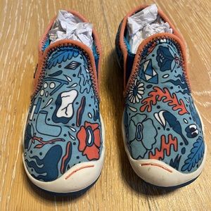 Very good condition Plae slip on neoprene shoes in size 10.5 toddler
